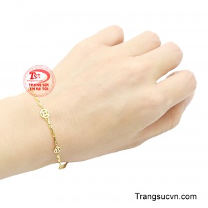 Với thiết kế tinh tế, Lắc Tay Kim Tiền Tài Lộc dễ dàng kết hợp cùng nhiều phong cách thời trang khác nhau, từ trang phục công sở thanh lịch đến những bộ cánh sang trọng trong các dịp đặc biệt.