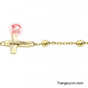 Điểm nhấn thánh giá nổi bật không chỉ làm tăng giá trị thẩm mỹ mà còn tượng trưng cho niềm tin, sự che chở và nguồn sức mạnh tinh thần giúp người đeo thêm vững vàng trên hành trình cuộc sống.