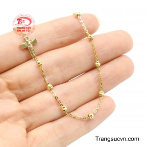 Sắc vàng rực rỡ kết hợp cùng đường nét hoàn thiện tỉ mỉ mang đến vẻ đẹp cao quý nhưng vẫn gần gũi, phù hợp với nhiều độ tuổi và phong cách khác nhau.