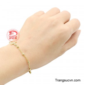 Đây không chỉ là món trang sức làm đẹp mà còn là vật phẩm mang ý nghĩa cầu chúc bình an, may mắn và phúc lành.