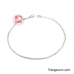 Lắc Tay Vàng Trắng Đoan Trang là sự lựa chọn hoàn hảo dành cho những quý cô yêu thích phong cách nhẹ nhàng nhưng vẫn đầy cuốn hút. 