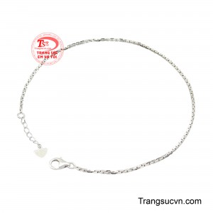 Thiết kế mắt xích trơn mịn được chế tác khéo léo tạo nên những đường nét mềm mại, uyển chuyển ôm trọn cổ tay.