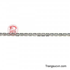Từ trang phục công sở chỉn chu đến những bộ váy dạ tiệc thanh lịch. Bề mặt được đánh bóng tỉ mỉ tạo hiệu ứng phản chiếu ánh sáng tinh tế, làm nổi bật vẻ đẹp quý phái mà không quá phô trương.