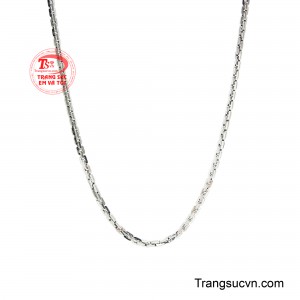 Sắc vàng trắng thanh khiết giúp món trang sức dễ dàng hòa hợp với nhiều phong cách thời trang khác nhau.