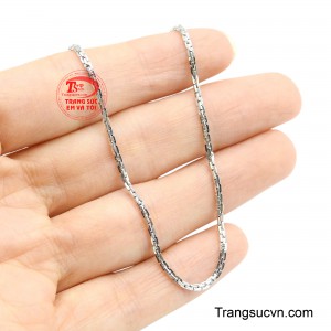 Với kiểu dáng tối giản nhưng không đơn điệu, chiếc lắc tay là biểu tượng của sự đoan trang, nhã nhặn và gu thẩm mỹ tinh tế của người phụ nữ hiện đại.