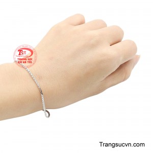 Mỗi mắt xích được liên kết hài hòa, thể hiện sự gắn kết bền chặt, đồng thời mang ý nghĩa về những điều tốt đẹp và viên mãn trong cuộc sống.