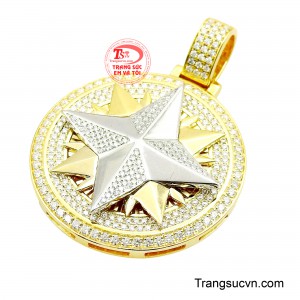 Những đường nét sắc sảo được chế tác tinh tế kết hợp cùng hai tông màu vàng và vàng trắng hài hòa, tạo nên tổng thể nổi bật và đầy cuốn hút.