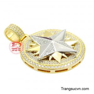 Tâm điểm của mặt dây là họa tiết ngôi sao đa hướng mạnh mẽ, được bao quanh bởi những hàng đá lấp lánh đính kết công phu.