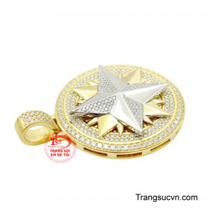 Sự kết hợp giữa ánh kim sang trọng và hiệu ứng phản chiếu từ các viên đá giúp món trang sức tỏa sáng ở mọi góc nhìn, khẳng định phong thái tự tin và lịch lãm của người đeo.