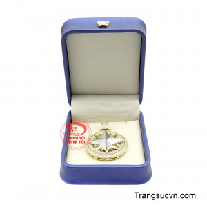 Đây không chỉ là phụ kiện thời trang mà còn là biểu tượng của thành công và khát vọng vươn xa.