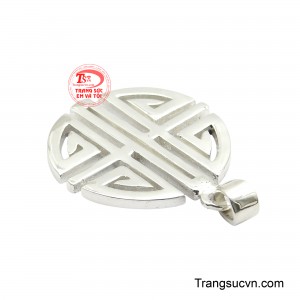 Bề mặt bạc được hoàn thiện sáng bóng, giúp từng đường nét trở nên thanh thoát và nổi bật. 