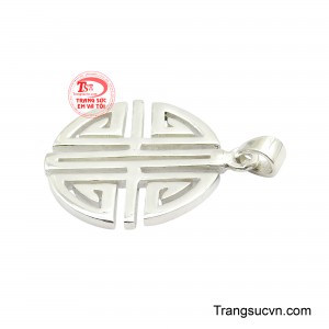 Hình tượng chữ Hỷ được chế tác cân đối trong khuôn tròn hài hòa, biểu trưng cho niềm vui, sự sum vầy và những điều cát tường trong cuộc sống. 