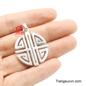 Mặt dây chữ Hỷ không chỉ tô điểm vẻ đẹp cho người đeo mà còn là biểu tượng của hạnh phúc, duyên lành và sự thuận hòa.