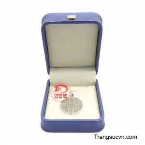 Với thiết kế trang nhã cùng ý nghĩa tốt đẹp, đây là món quà ý nghĩa dành cho người thân, bạn bè hoặc chính bản thân như một lời chúc về cuộc sống an vui và tràn đầy may mắn.