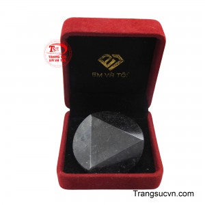 Đặc biệt, Thạch anh Tóc Đen còn được tin là có khả năng bảo vệ chủ nhân khi đi xa, mang lại sự bình an và thuận lợi trên mọi hành trình.