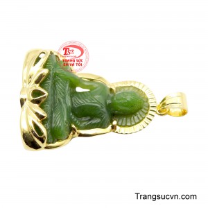 Trong khi lớp bọc vàng tôn lên nét cao quý, giúp tổng thể mặt dây chuyền trở nên nổi bật và đẳng cấp hơn.