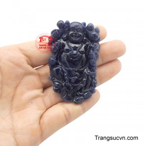 Người sở hữu mặt dây chuyền Phật Di Lặc sapphire không chỉ mang theo một món trang sức tinh xảo.