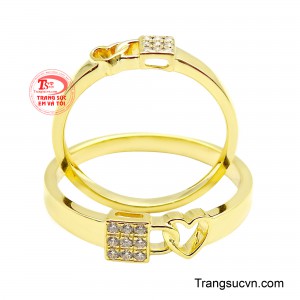 Chất liệu vàng sáng bóng kết hợp cùng những viên đá nhỏ được đính tỉ mỉ mang đến vẻ đẹp sang trọng nhưng vẫn giữ được sự nhẹ nhàng, tinh tế.