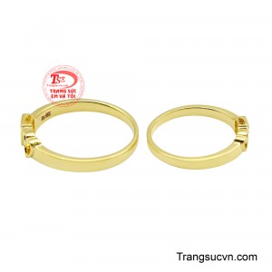 Điểm nhấn trái tim mềm mại được kết nối tinh tế cùng chi tiết ổ khóa đính đá lấp lánh, tạo nên vẻ đẹp vừa thanh lịch vừa ngọt ngào cho đôi uyên ương.