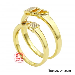 Hai chiếc nhẫn như hai mảnh ghép hoàn hảo, tượng trưng cho sự đồng hành, sẻ chia và cùng nhau xây dựng tổ ấm hạnh phúc.