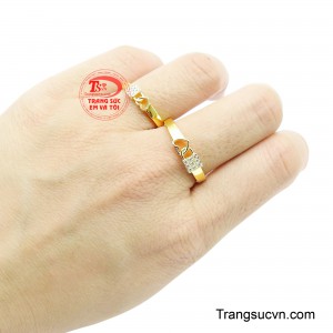Hình ảnh trái tim ở trung tâm không chỉ là chi tiết trang trí mà còn mang ý nghĩa về tình yêu chân thành, sự thủy chung và niềm tin son sắt.