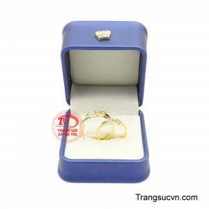 Mỗi lần đeo nhẫn là mỗi lần nhắc nhớ về những lời nguyện ước thiêng liêng trong ngày trọng đại, nơi hai tâm hồn chính thức trở thành một phần không thể tách rời của nhau.