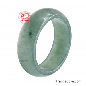 Nhẫn Lam Ngọc Phú Quý mang gam màu xanh ngọc hài hòa cùng những vân đá tự nhiên độc đáo.