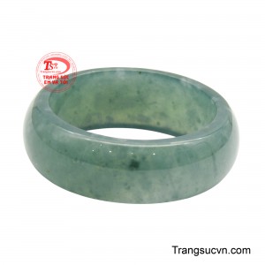 Bề mặt được mài bóng công phu giúp ánh ngọc trở nên mềm mại, phản chiếu vẻ đẹp trang nhã và cao quý trong từng góc nhìn.