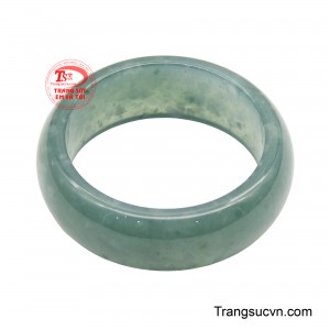 Trong quan niệm phương Đông, ngọc là biểu tượng của phẩm hạnh, may mắn và sự trường tồn.