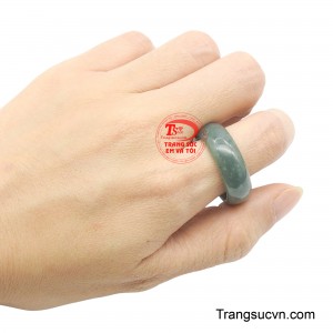 Còn sắc lam tượng trưng cho sự bình an, trí tuệ và nội lực vững vàng.