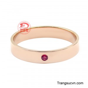 Thân nhẫn vàng hồng được chế tác thanh lịch với những đường nét gọn gàng, tôn lên vẻ đẹp hiện đại và nam tính. 