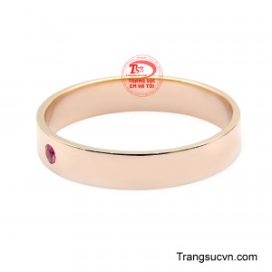 Điểm nhấn là viên ruby đỏ rực được đính tinh tế trên bề mặt nhẫn, tạo nên nét nổi bật vừa đủ mà không làm mất đi sự sang trọng vốn có. 