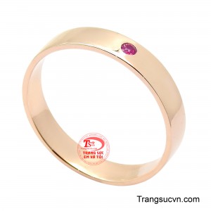 Mẫu nhẫn dễ dàng kết hợp với nhiều trang phục và hoàn cảnh khác nhau, từ công việc, gặp gỡ đối tác đến những buổi dạo phố thường ngày.