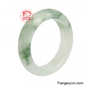 Nhẫn Ngọc Hoa Bay mang vẻ đẹp thanh thoát và tinh khôi với sắc ngọc trắng xanh dịu mát điểm xuyết những vân ngọc tự nhiên mềm mại.