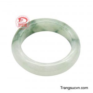 Mỗi đường nét trên thân nhẫn như một bức họa thiên nhiên thu nhỏ, tạo nên nét đẹp riêng biệt không chiếc nào hoàn toàn giống chiếc nào. 