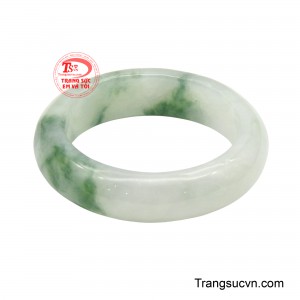 Được chế tác từ ngọc tự nhiên nguyên khối, chiếc nhẫn sở hữu bề mặt bóng mịn cùng cảm giác đeo êm ái, tôn lên vẻ thanh lịch và duyên dáng của người sở hữu. 
