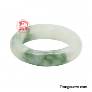 Những mảng sắc xanh loang nhẹ trên nền ngọc trắng gợi liên tưởng đến những cánh hoa đang bay giữa trời xuân.