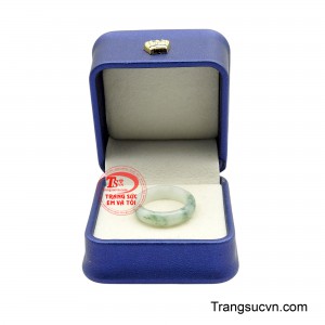 rong quan niệm phương Đông, ngọc quý là biểu tượng của phúc khí, bình an và sự viên mãn, giúp chủ nhân thêm tự tin và thu hút những điều cát lành trong cuộc sống.