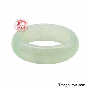 Bề mặt nhẫn được mài bóng kỹ lưỡng, mang lại cảm giác mượt mà khi đeo và làm nổi bật sắc xanh thanh nhã lan tỏa từ bên trong viên ngọc.