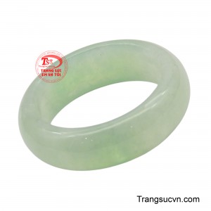 Thiết kế nguyên khối thanh lịch giúp tôn vinh vẻ đẹp thuần khiết của ngọc, tạo nên món trang sức tinh tế và đầy sức sống. 