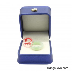 rong quan niệm phong thủy, sắc xanh ngọc được xem là biểu tượng của sự hài hòa, may mắn và thịnh vượng, giúp người đeo giữ tâm thế an nhiên, sáng suốt và tự tin trên mọi hành trình.