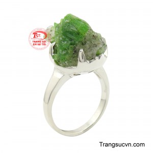 Nhẫn Nữ Tinh Thể Emerald mang trong mình vẻ đẹp dịu dàng nhưng đầy cuốn hút, nổi bật với sắc xanh lục trong trẻo gợi nhớ đến những khu vườn ngập tràn sức sống.
