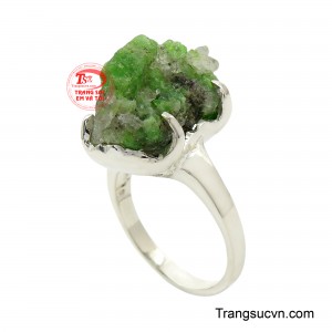Thiết kế được chăm chút tỉ mỉ, tôn vinh vẻ đẹp tự nhiên của viên đá emerald. 