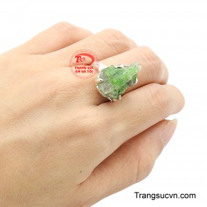 Sự kết hợp giữa đường nét tinh tế và màu sắc thanh nhã tạo nên một món trang sức dễ dàng đồng hành cùng nhiều phong cách, từ nhẹ nhàng thường nhật đến sang trọng trong những dịp đặc biệt.