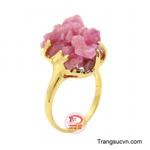 Nhẫn nữ tinh thể ruby là sự hòa quyện tinh tế giữa vẻ đẹp sang trọng của chất liệu vàng và sắc đỏ quyến rũ của viên ruby nổi bật ở trung tâm. 