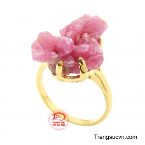 Từng đường nét chế tác được hoàn thiện tỉ mỉ, tạo nên tổng thể thanh lịch nhưng vẫn đủ sức thu hút mọi ánh nhìn. 