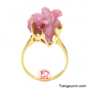 Viên tinh thể ruby sở hữu gam màu đỏ rực rỡ, tượng trưng cho tình yêu, nhiệt huyết và nguồn năng lượng tích cực. 