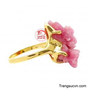 Dưới ánh sáng, viên đá phản chiếu những tia sáng lung linh, làm nổi bật chiều sâu và vẻ đẹp tự nhiên của viên đá.