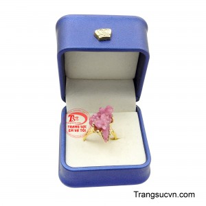 Chiếc nhẫn vẫn trở thành điểm nhấn tinh tế, tôn lên phong cách và khí chất của người sở hữu.
