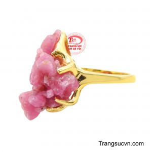 Sắc đỏ ấy khi kết hợp cùng ánh vàng ấm áp tạo nên một vẻ đẹp đầy nữ tính, sang trọng và đẳng cấp.
